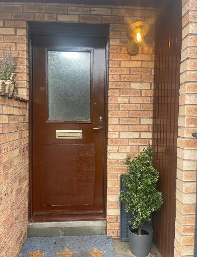 Comfortable, Modern Apartment With Parking. Inverness. Exteriör bild