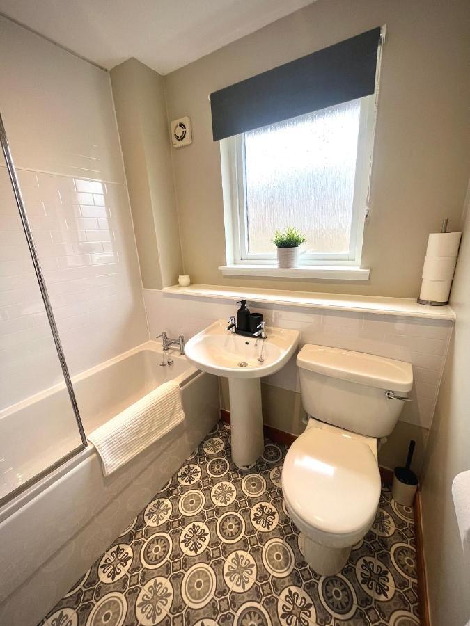 Comfortable, Modern Apartment With Parking. Inverness. Exteriör bild
