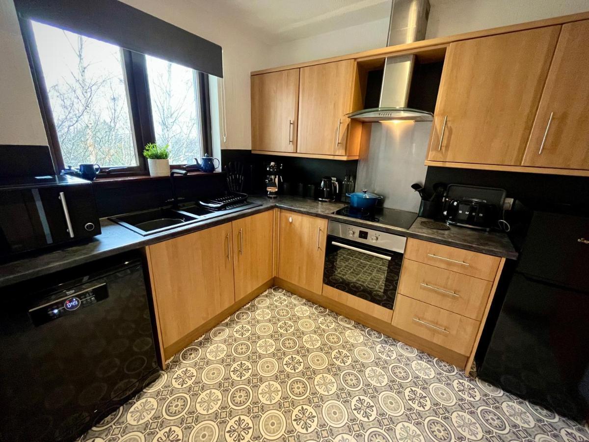 Comfortable, Modern Apartment With Parking. Inverness. Exteriör bild