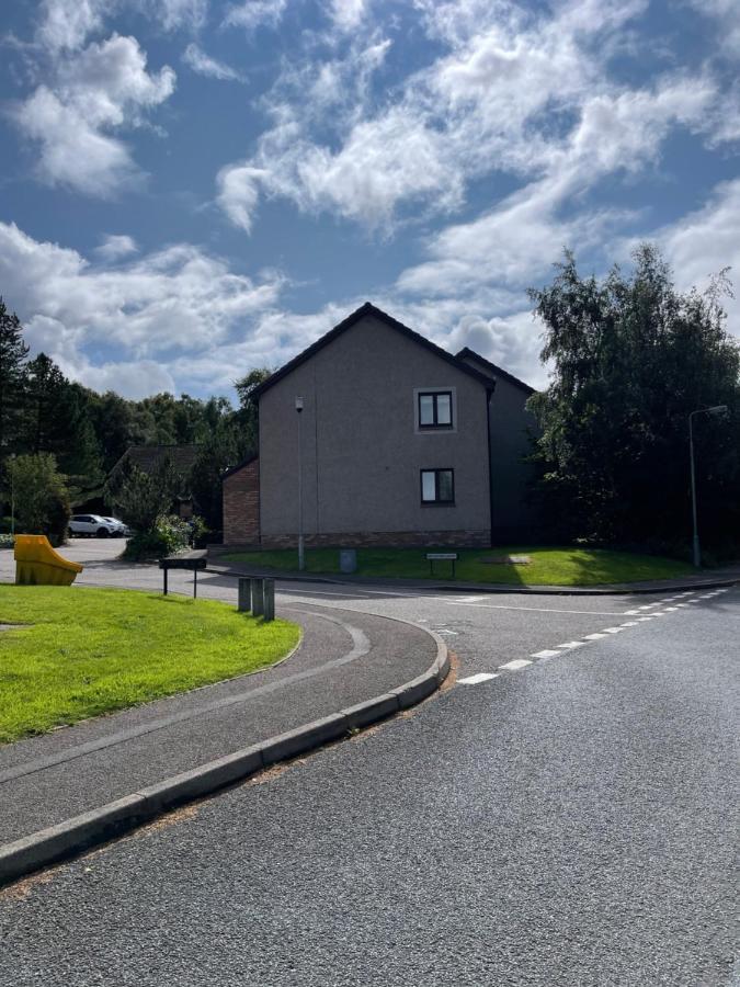 Comfortable, Modern Apartment With Parking. Inverness. Exteriör bild