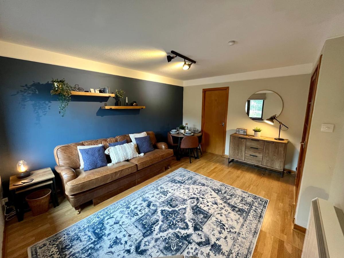 Comfortable, Modern Apartment With Parking. Inverness. Exteriör bild