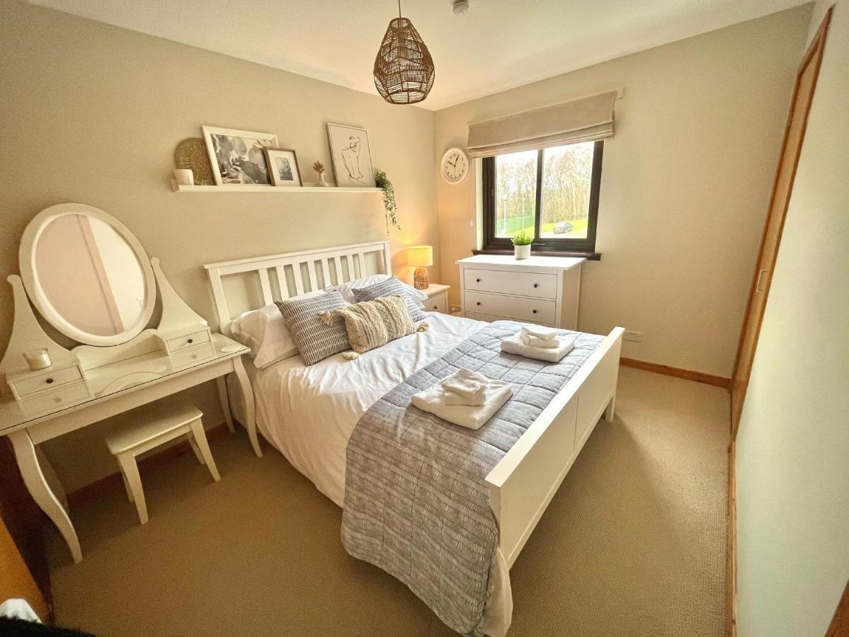 Comfortable, Modern Apartment With Parking. Inverness. Exteriör bild
