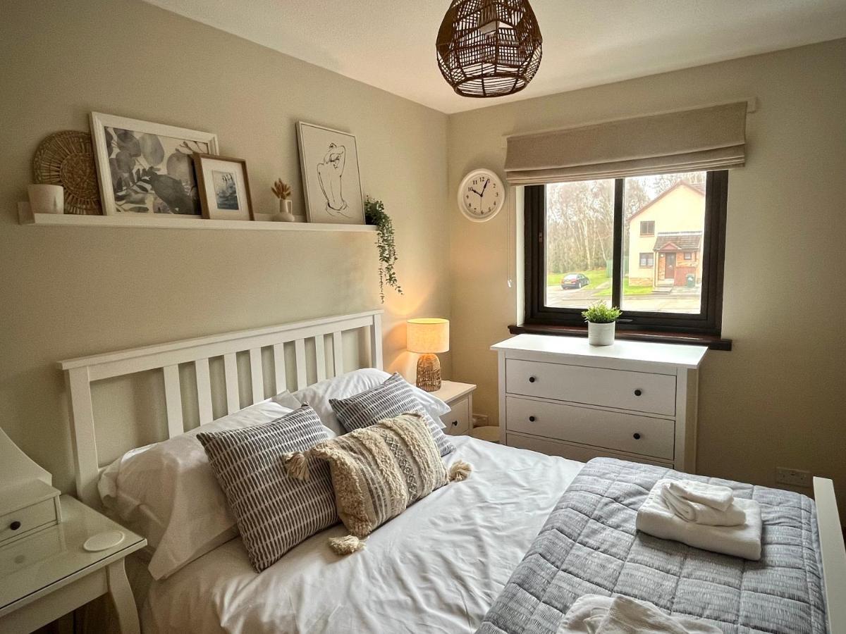 Comfortable, Modern Apartment With Parking. Inverness. Exteriör bild